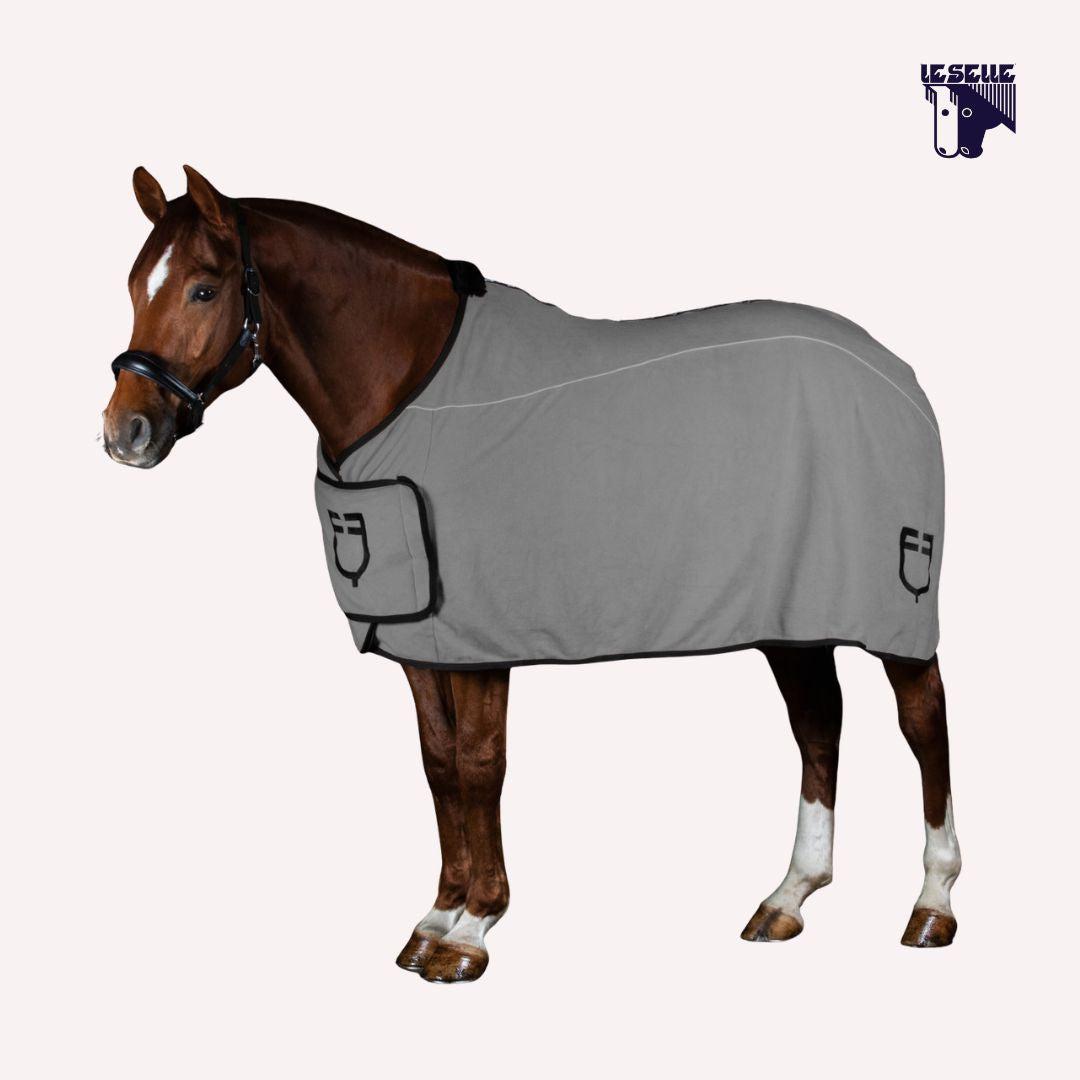 COPERTA IN PILE CON CHIUSURA FRONTALE EQUESTRO -
