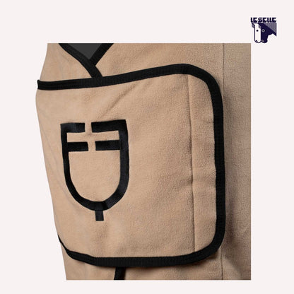 COPERTA IN PILE CON CHIUSURA FRONTALE EQUESTRO - BEIGE