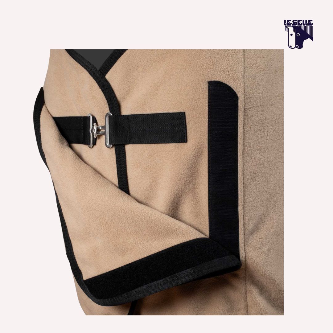 COPERTA IN PILE CON CHIUSURA FRONTALE EQUESTRO - BEIGE