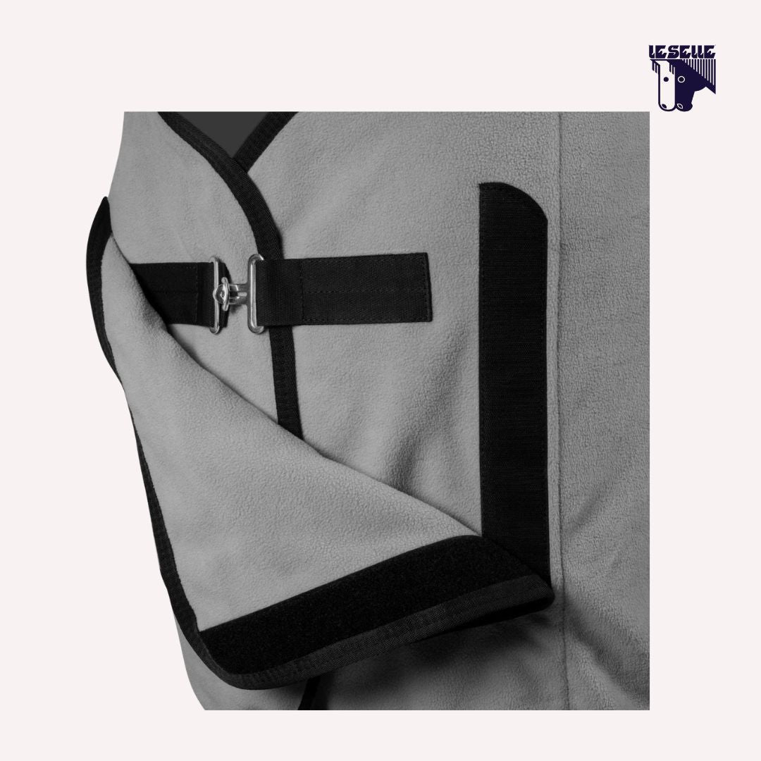 COPERTA IN PILE CON CHIUSURA FRONTALE EQUESTRO -