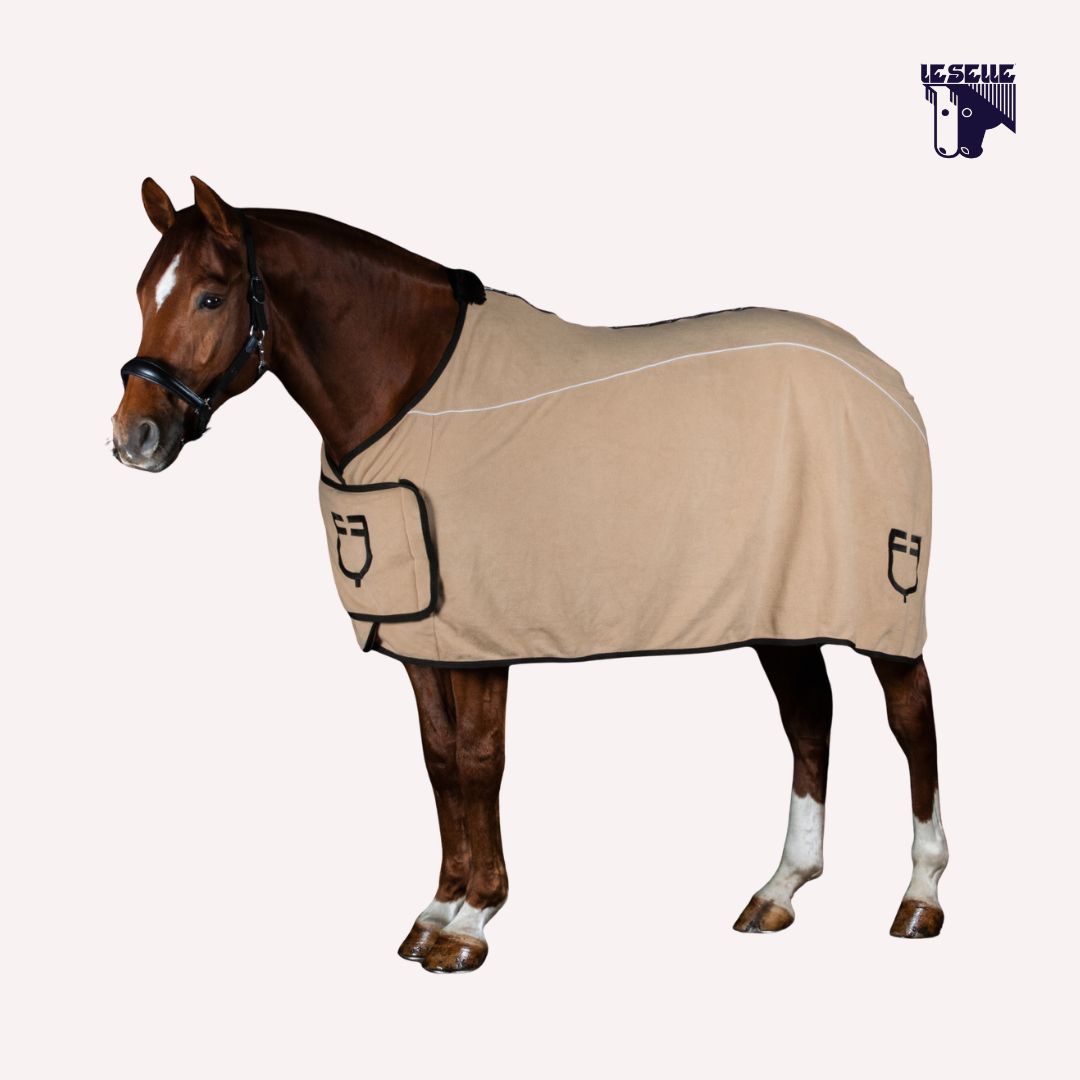 COPERTA IN PILE CON CHIUSURA FRONTALE EQUESTRO - BEIGE